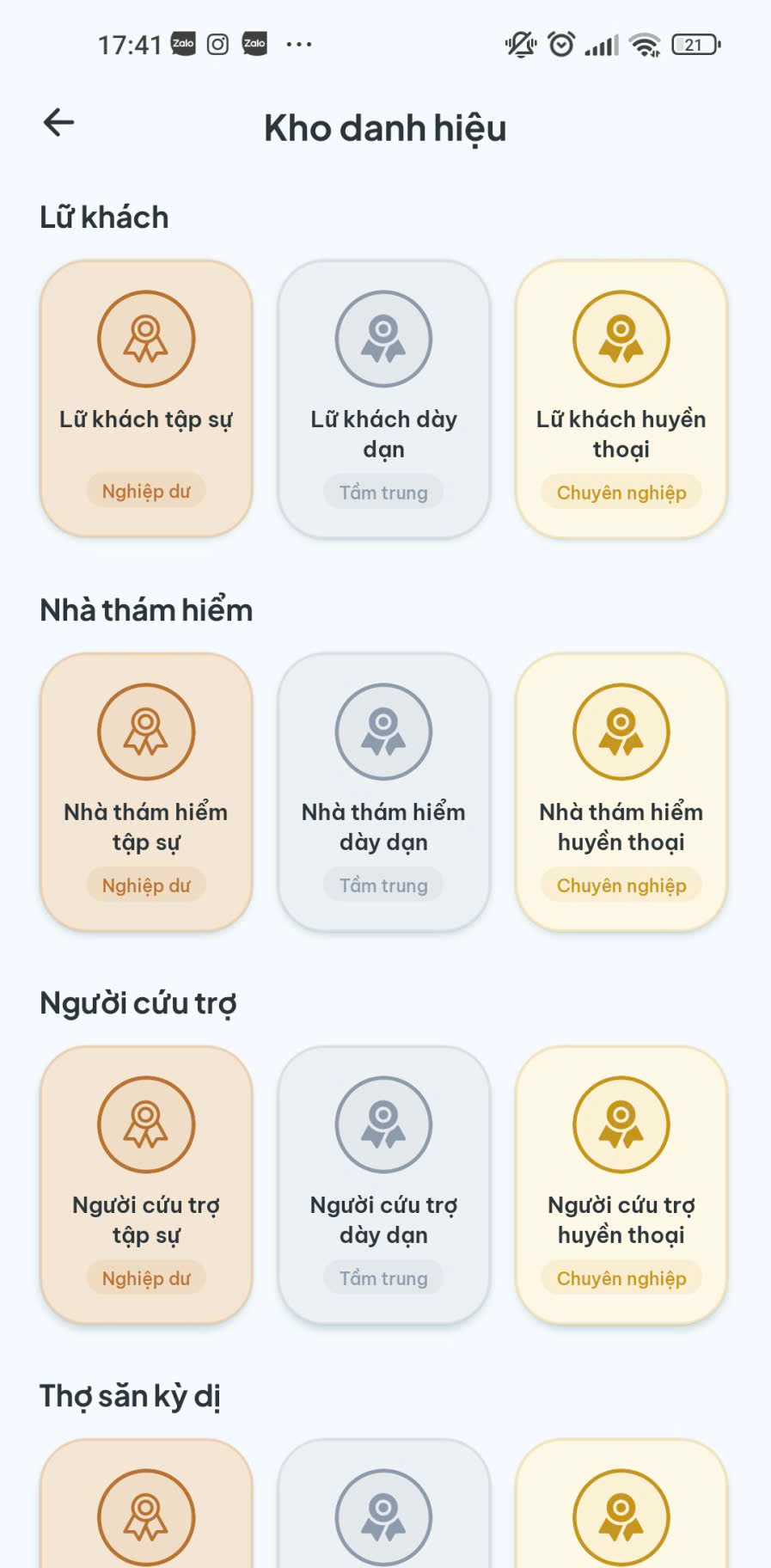 Kho danh hiệu Still Here: các dòng Lữ khách, Nhà thám hiểm, Người cứu trợ với ba cấp tập sự, dày dạn, huyền thoại